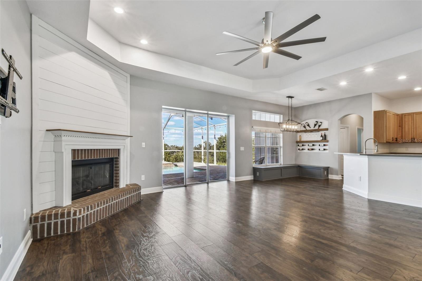 COUNTRY HILLS ESTATES - Residential