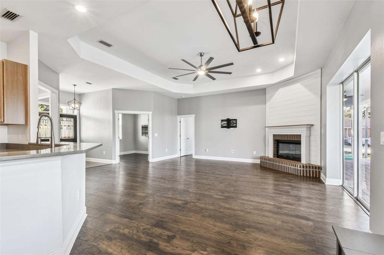 COUNTRY HILLS ESTATES - Residential