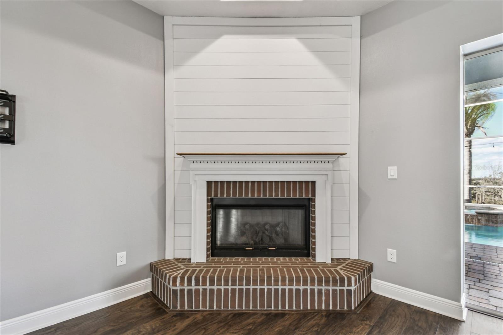 COUNTRY HILLS ESTATES - Residential