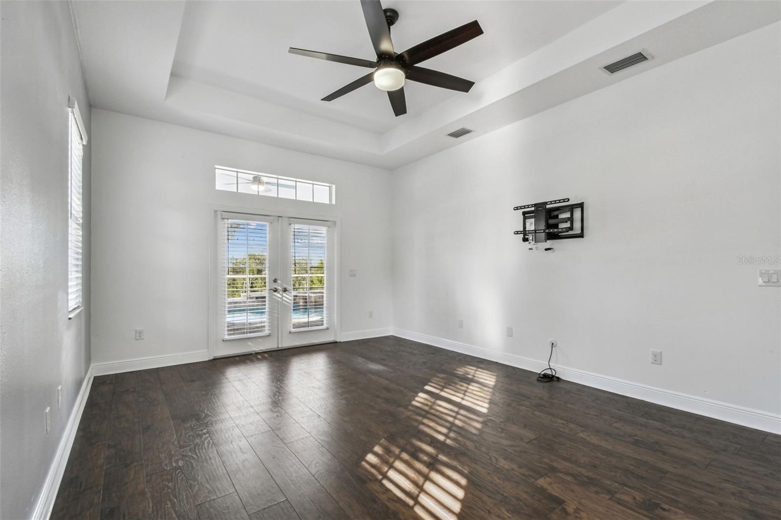 COUNTRY HILLS ESTATES - Residential