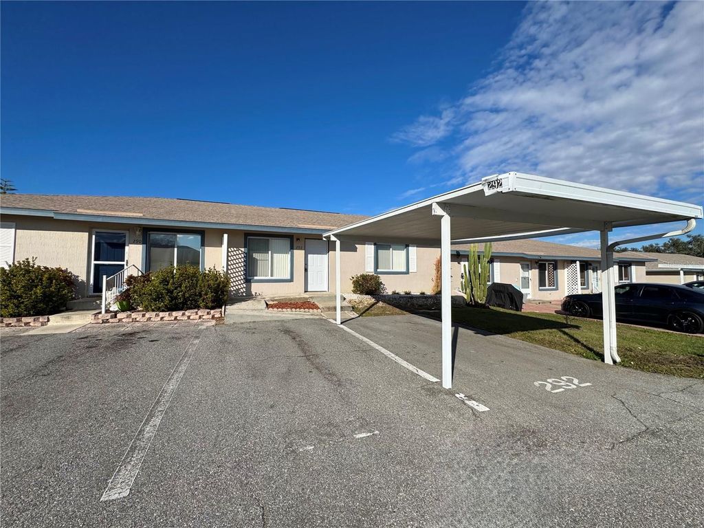 Photo of 292 Winter Ridge Boulevard #292, Winter Haven, FL 33881 (MLS # P4937562)