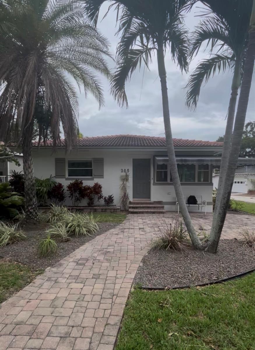 Photo of 305 25th Avenue NE, St Petersburg, FL 33704 (MLS # J1002549)
