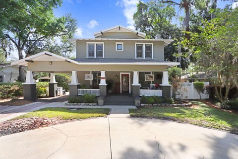 A home in LAKELAND