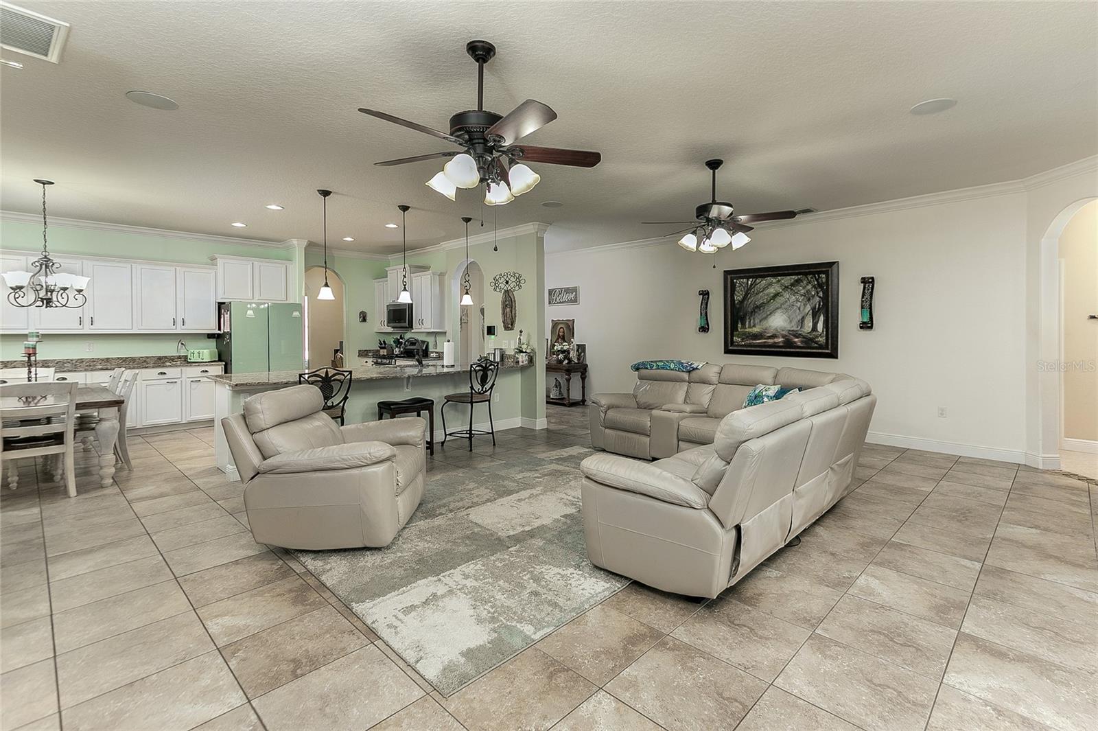 410 E VICTORIA TRAILS BOULEVARD
