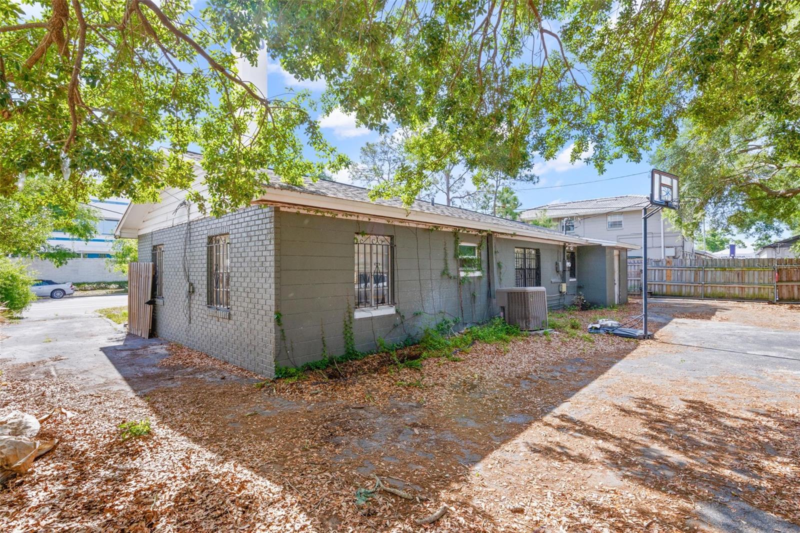 OAKFORD - Commercial Sale