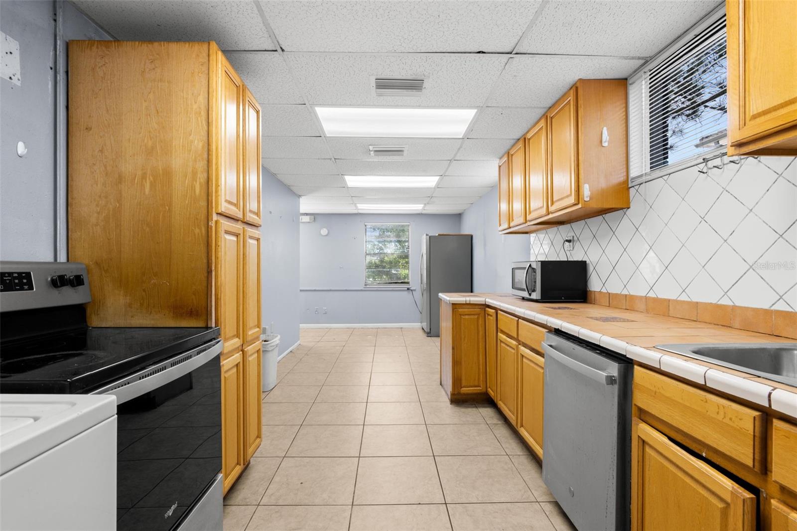 OAKFORD - Commercial Sale
