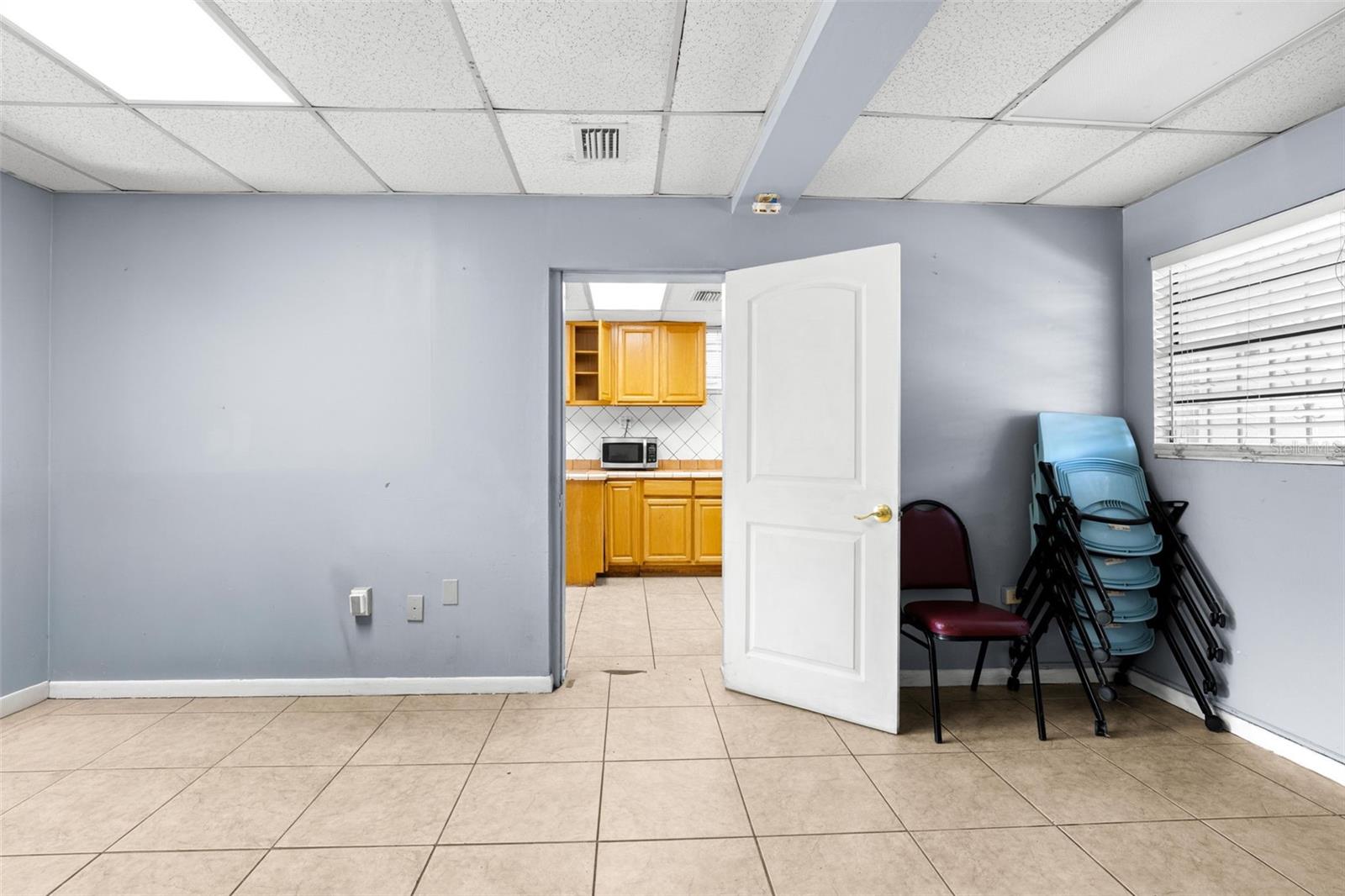 OAKFORD - Commercial Sale