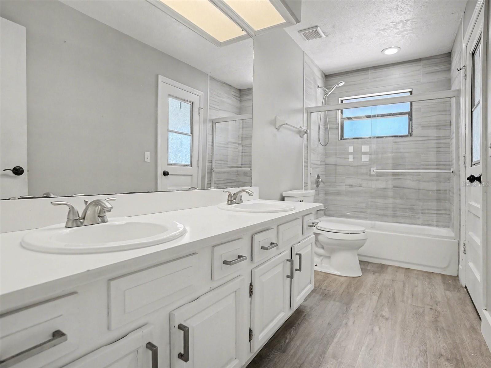 WILLOW WOOD UNIT 2 19/15 107 82 - Residential