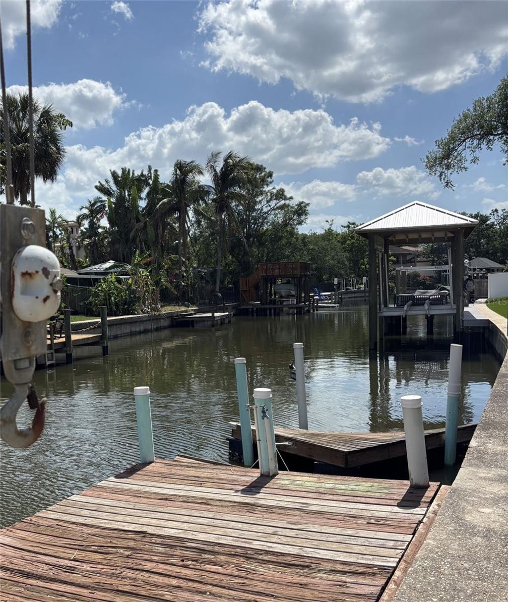 Photo of 690 Geneva Place, Tampa, FL 33606 (MLS # TB8383425)