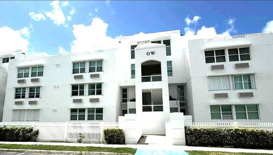 Are you looking to live in paradise in Fajardo? I present to you a beautiful townhouse in Ocean Club at Seven Seas, located in the peaceful Las Croabas area. This two-level apartment on the first floor features 3 bedrooms and 2 bathrooms , with an additional bedroom and bathroom on the second level. It offers 1,640 square feet of interior space and a 1,121-square-foot outdoor terrace, perfect for enjoying the weather and partial views of the water and El Yunque. It includes two private parking spaces and an extra spot for a boat trailer, providing convenience and ample space. The community offers a pool, jacuzzi, tennis and basketball courts, a gym, and 24/7 security in an exclusive and safe environment. The HOA fee is only $360 per month, including all these amenities. Living in Las Croabas and Seven Seas means waking up surrounded by nature, with access to beaches, water activities, and close proximity to El Yunque. It’s the perfect place to relax, enjoy, and live comfortably. Don’t miss this opportunity—contact us today for more information and to schedule a visit.