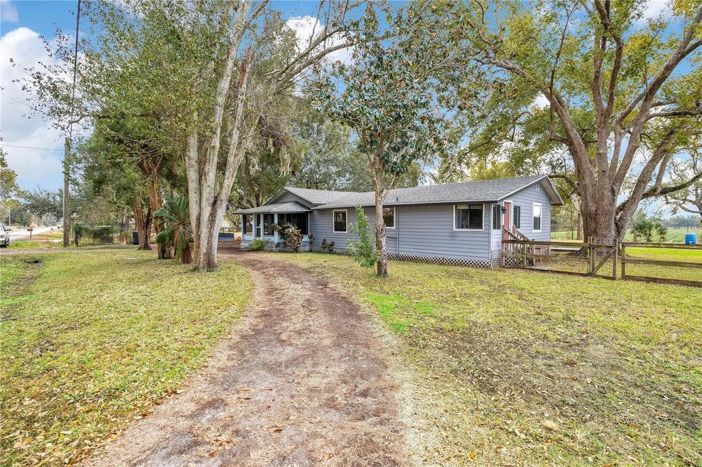 Photo of 13713 Walden Sheffield Road, Dover, FL 33527 (MLS # L4958476)