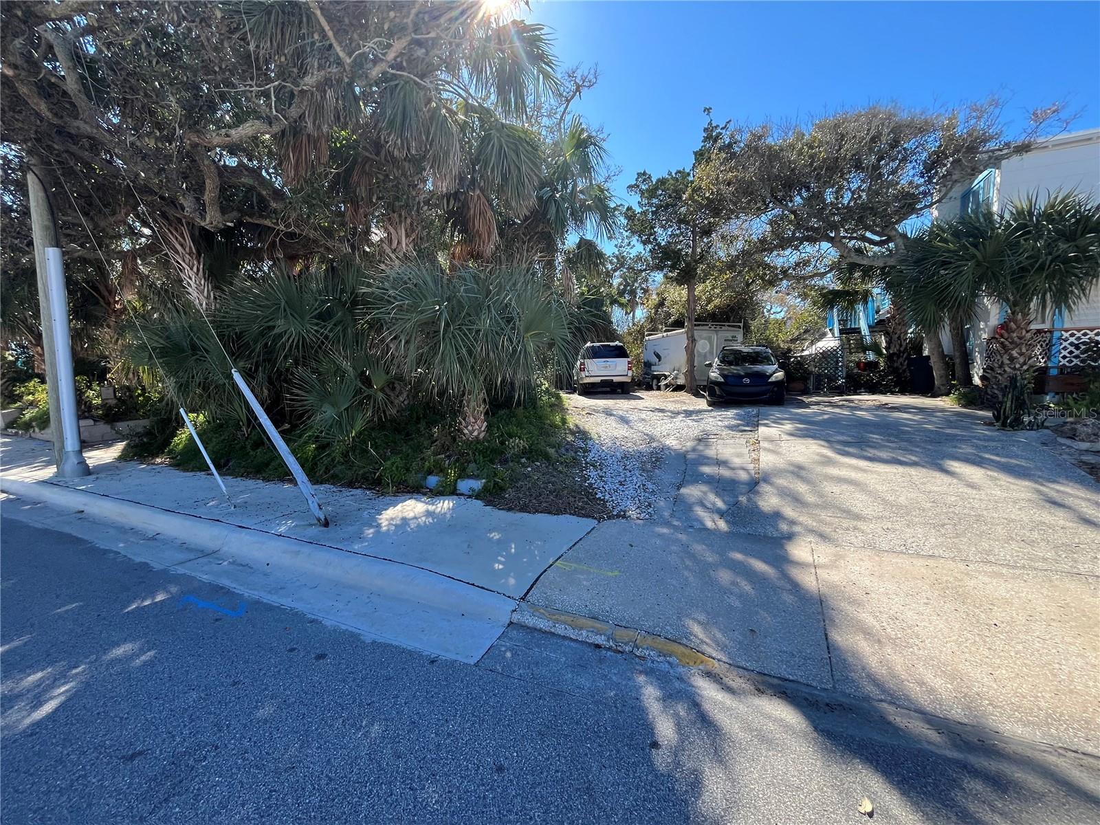 HORN MEMENTO & ROGERS SEABREEZE - Land