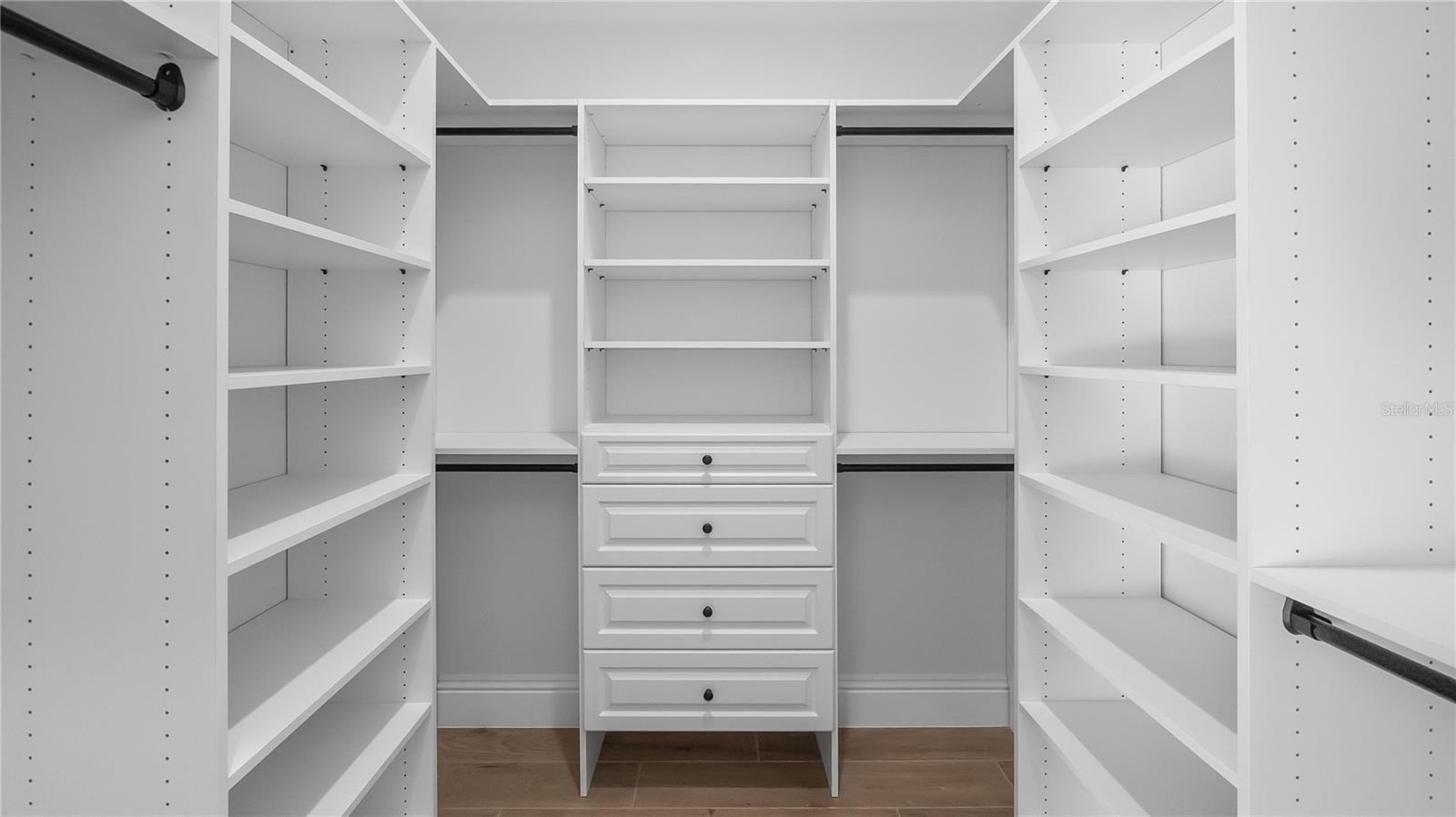 HEATHROW COUNTRY ESTATE - Residential