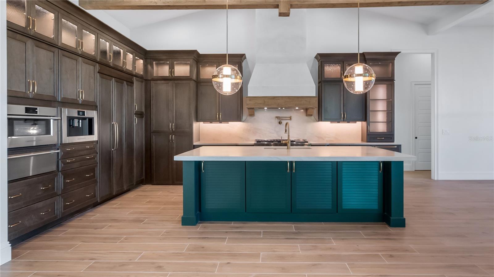 HEATHROW COUNTRY ESTATE - Residential