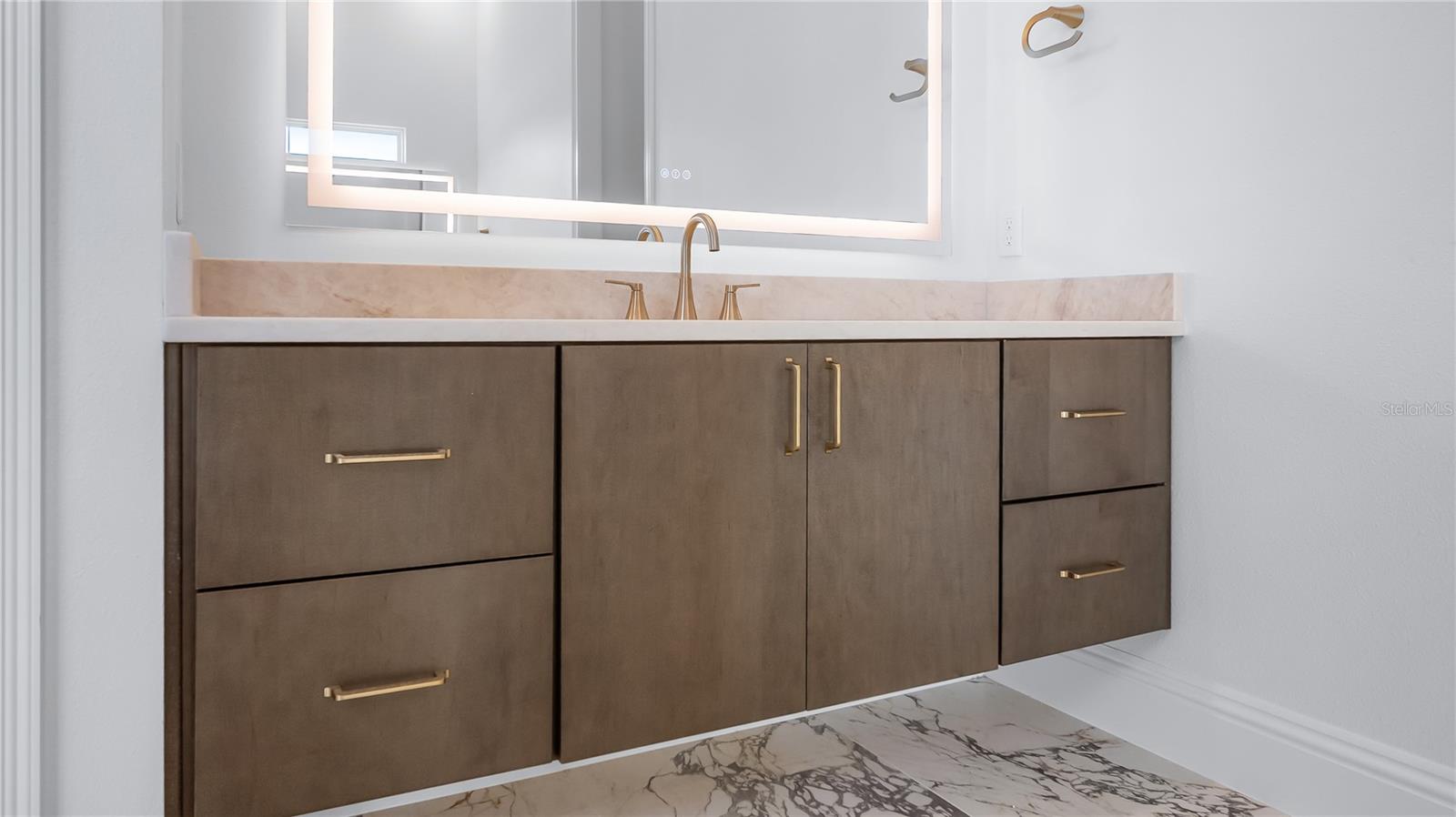 HEATHROW COUNTRY ESTATE - Residential