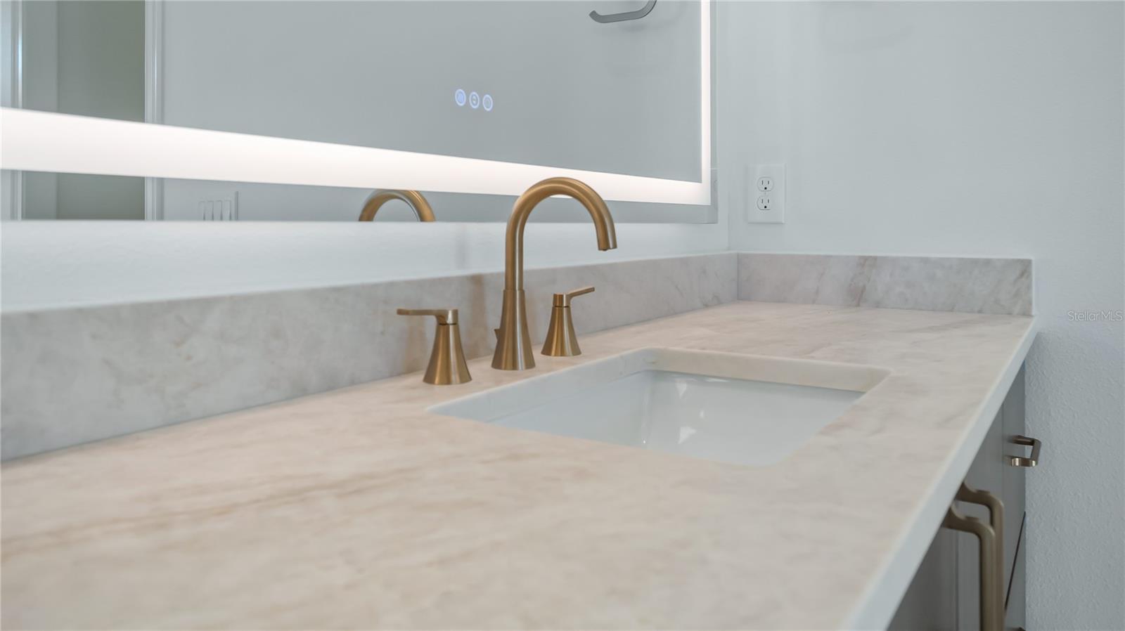 HEATHROW COUNTRY ESTATE - Residential