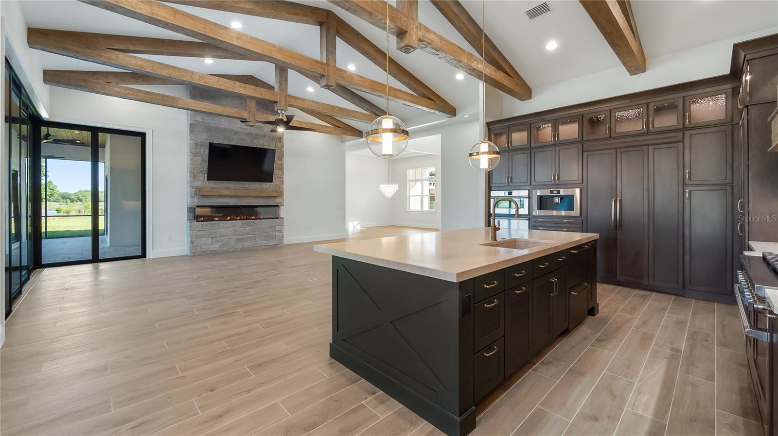 HEATHROW COUNTRY ESTATE - Residential