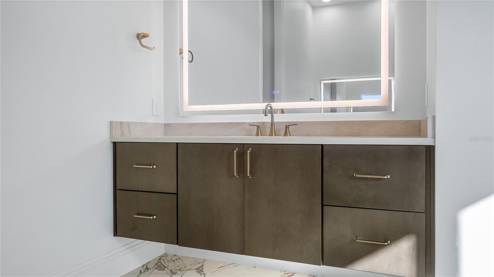 HEATHROW COUNTRY ESTATE - Residential