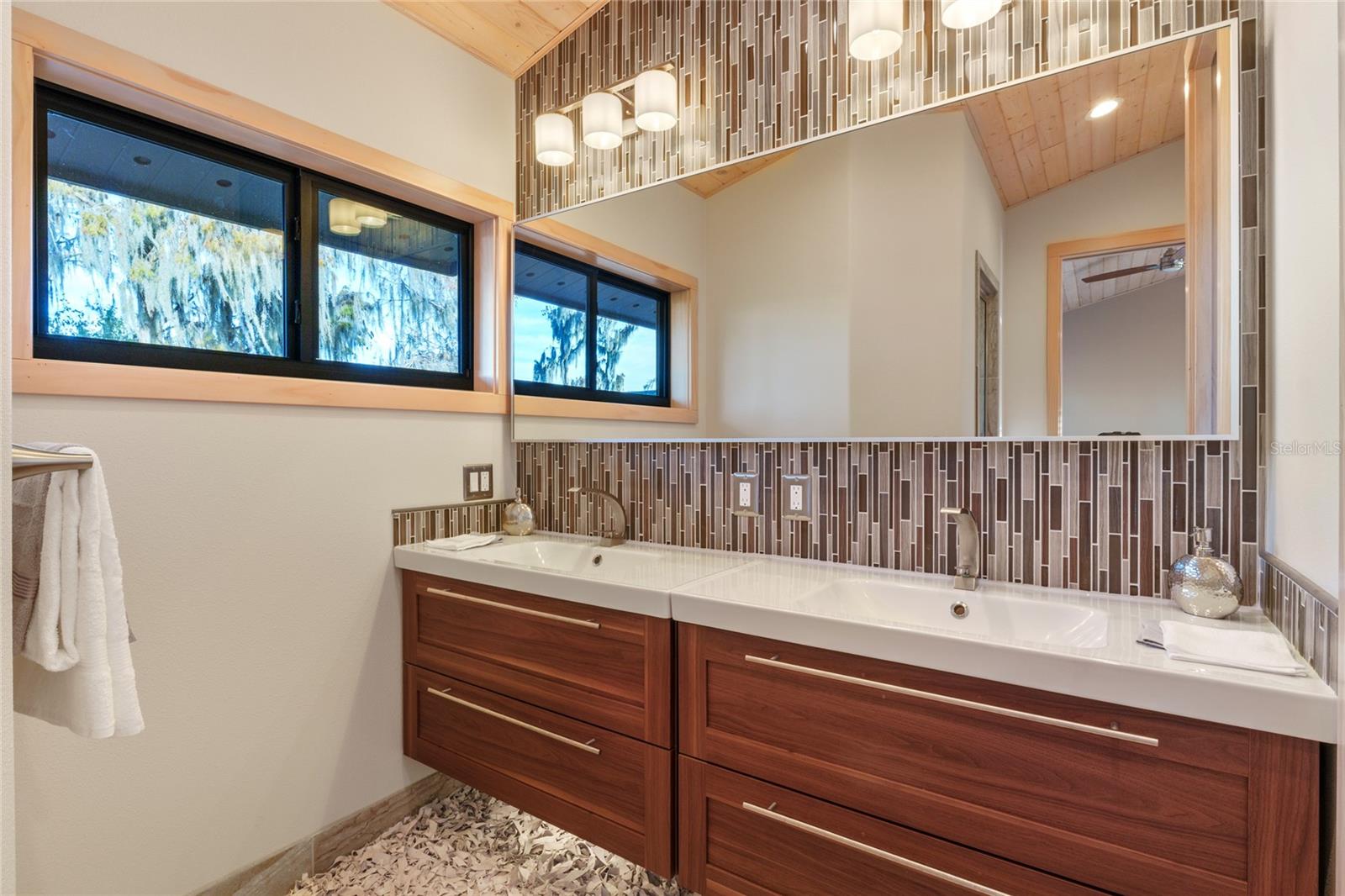 CYPRESS SHORES - Residential