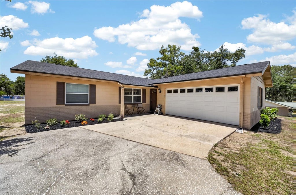 Photo of 36435 Via Marcia, Fruitland Park, FL 34731 (MLS # O6415291)