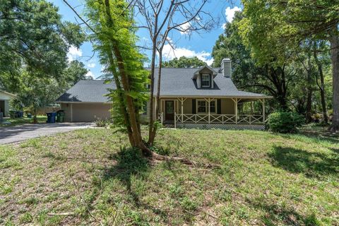 Photo of 10422 N Woodmere Road, Tampa, FL 33617 (MLS # TB8510054)