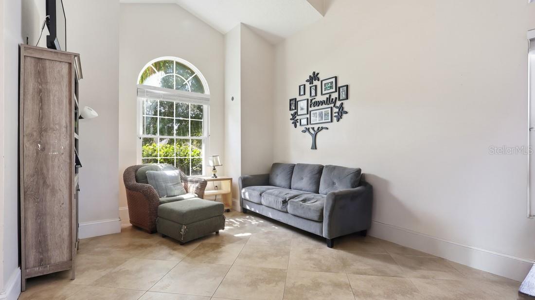 1458 ROYAL CIRCLE