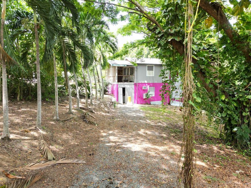 EXCELLENT INVESTMENT WITH GREAT POTENTIAL. TWO HOMES WITH INDEPENDENT ENTRANCES. IDEAL FOR LIVING IN ONE AND RENTING THE OTHER. MULTIPLE OPTIONS FOR GENERATING INCOME. QUIET AREA. 2,277 SQUARE METERS OF LAND, 1,127 SQUARE FEET OF CONSTRUCTION. SEPTIC TANK, 1 WATER METER, 1 ELECTRICITY METER.