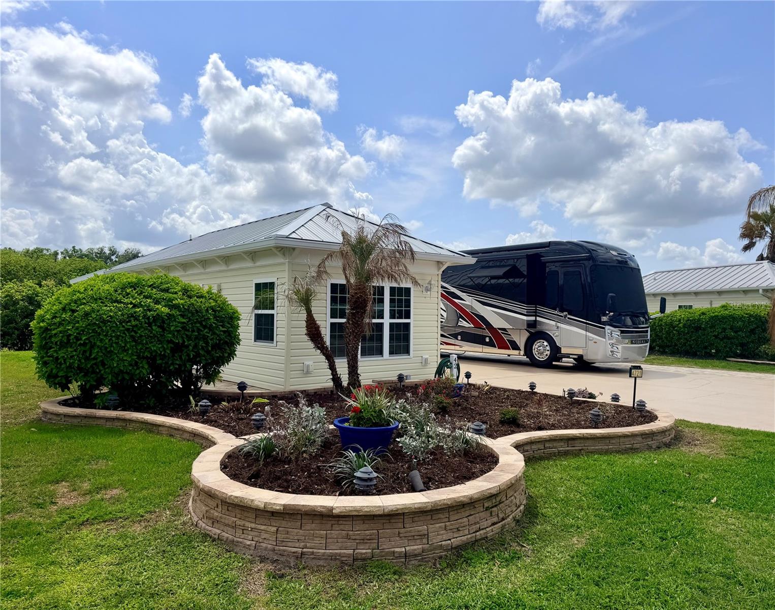 FLORIDA GRANDE MOTOR COACH RESIDENCE - Land