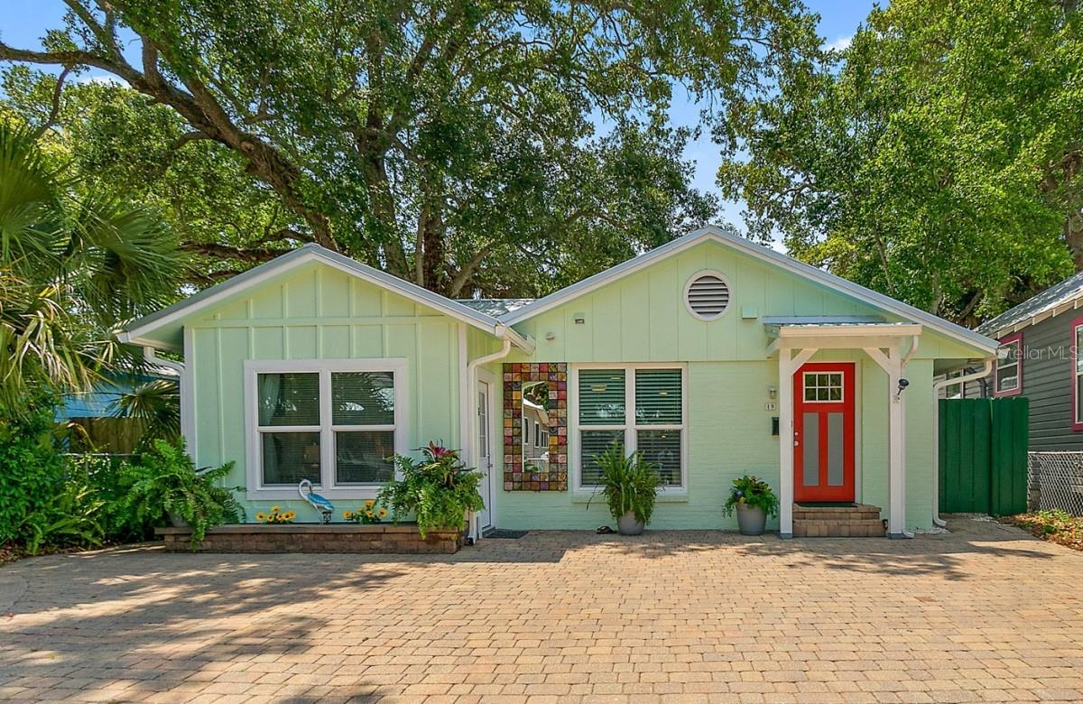 Contemporary Ultra Clean fully furnished 3 bedroom 1 bath home in Historic Lincolnville Downtown St Augustine. It offers a perfect blend of luxury, class & style with Biking and walking distance to Downtown, Historic area, Flagler College, and the oldest streets in the US. Free bikes are provided for you to bike all around downtown and over to the Beach.
The Large Private backyard is a fabulous space for relaxing under the ancient oak tree full of birds, tropical Foliage, a large firepit, Weber Grill & table for 6 for outside entertaining under the huge Live Oak Canopy Tree. Locked gates for your added security. Super quiet Neighborhood. There are some Delicious restaurants just down the street and throughout the Downtown area. Cruise around the Fort, St George and Aviles St or You can bike across the bridge to Anastasia Island to the Historical lighthouse and Beaches!!Private off street parking. There are 3 separate bedrooms-1 king, 1 queen and the 3rd room can double as office space with a trundle bed that can either be two twins or can convert to a King .
Can be rented from 2 nights - 6 months. Suitable for teens and older, and sorry No Pets.