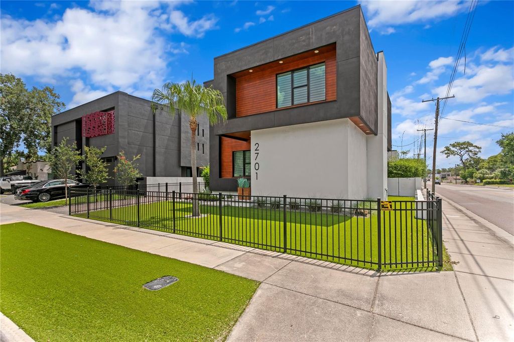 Photo of 2701 N Poplar Avenue, Tampa, FL 33602 (MLS # TB8396815)