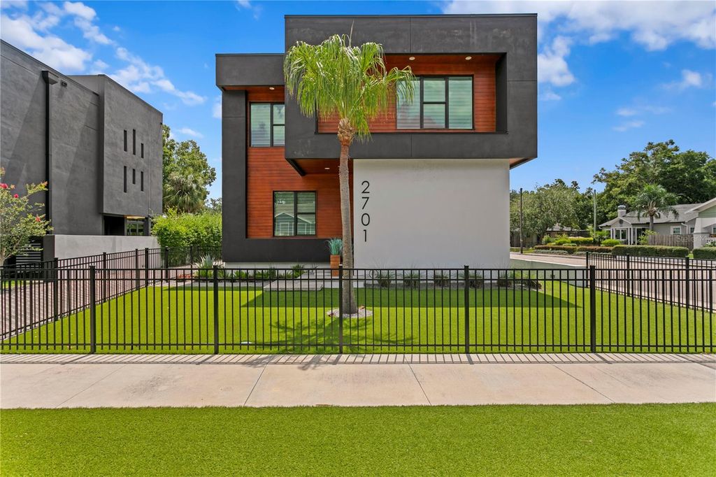 Photo of 2701 N Poplar Avenue, Tampa, FL 33602 (MLS # TB8396815)
