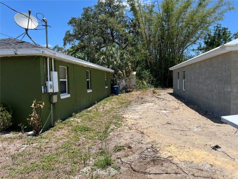A home in LAKE WALES
