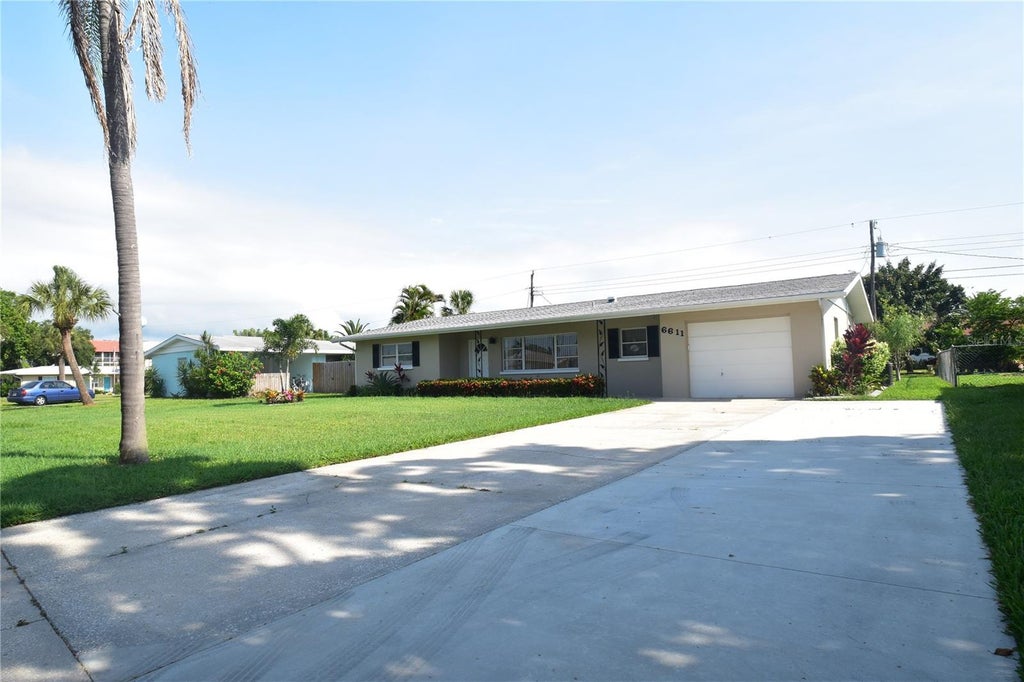 Photo of 6611 Colonial Drive, Sarasota, FL 34231 (MLS # A4703549)