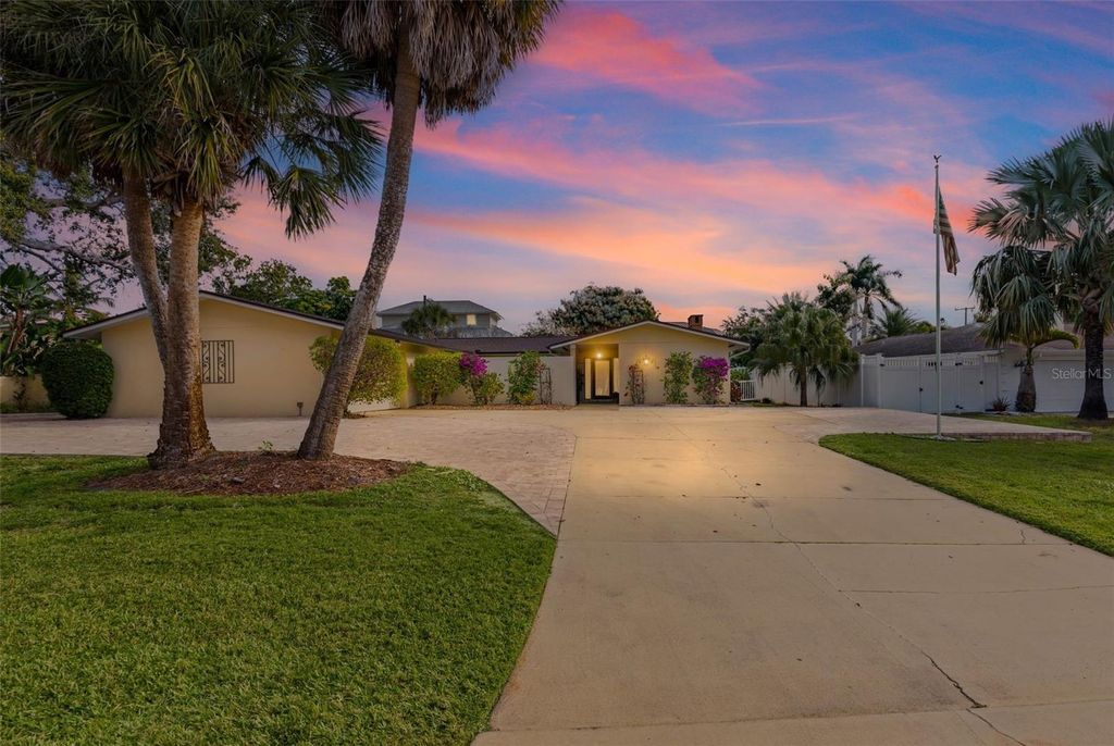 Photo of 7215 Westmoreland Drive, Sarasota, FL 34243 (MLS # A4678487)