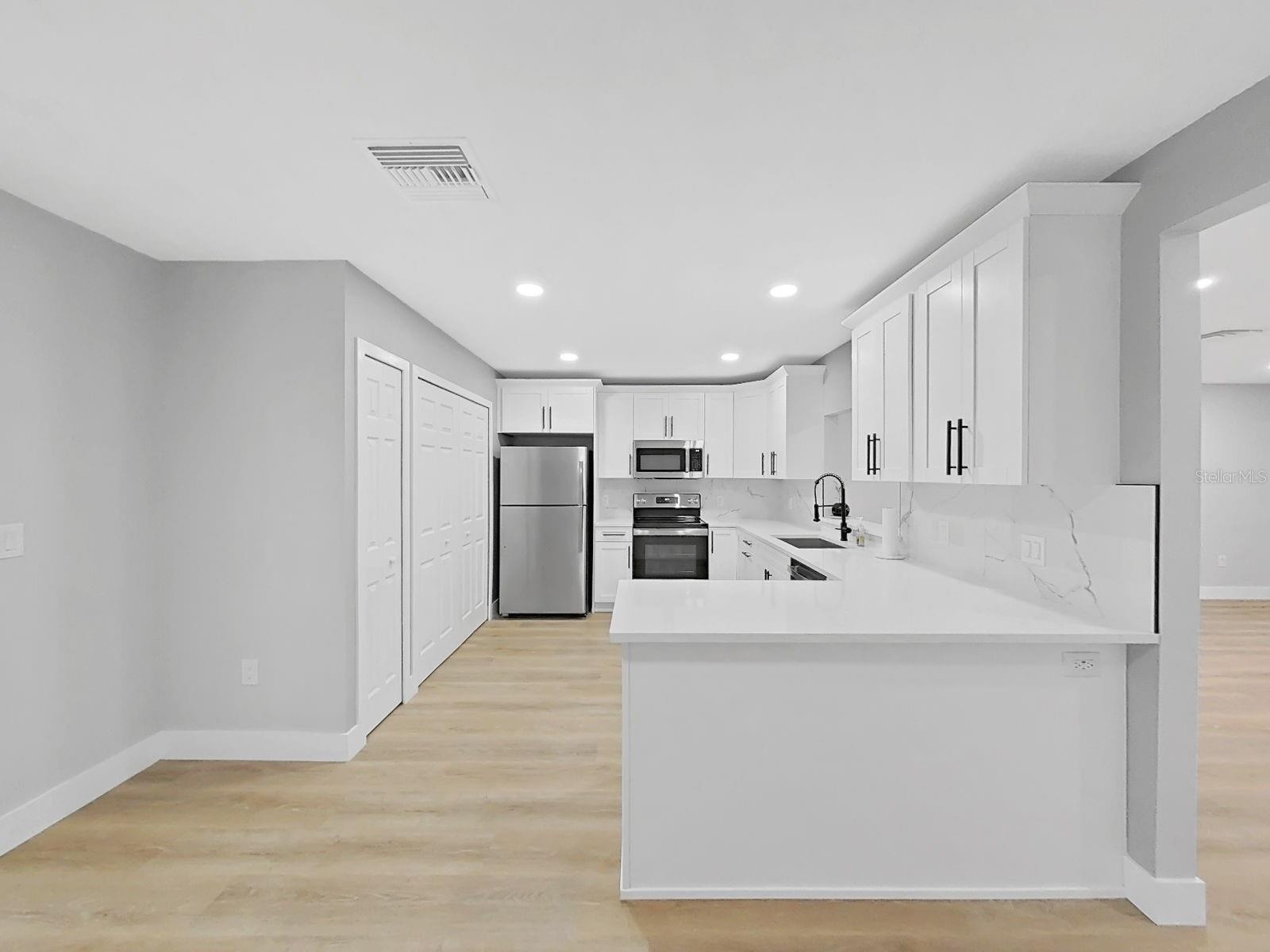 FOX LAKE TWNHMS - Residential