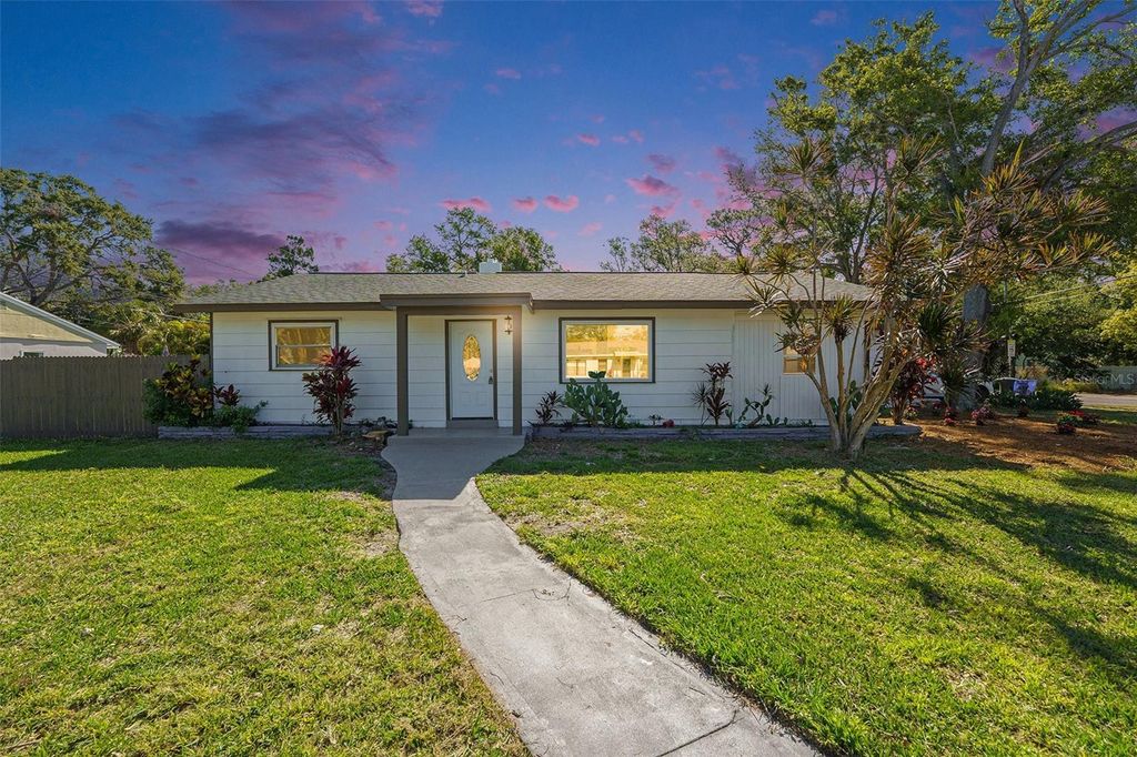 Photo of 1601 Paloma Ln, Dunedin, FL 34698 (MLS # TB8401368)