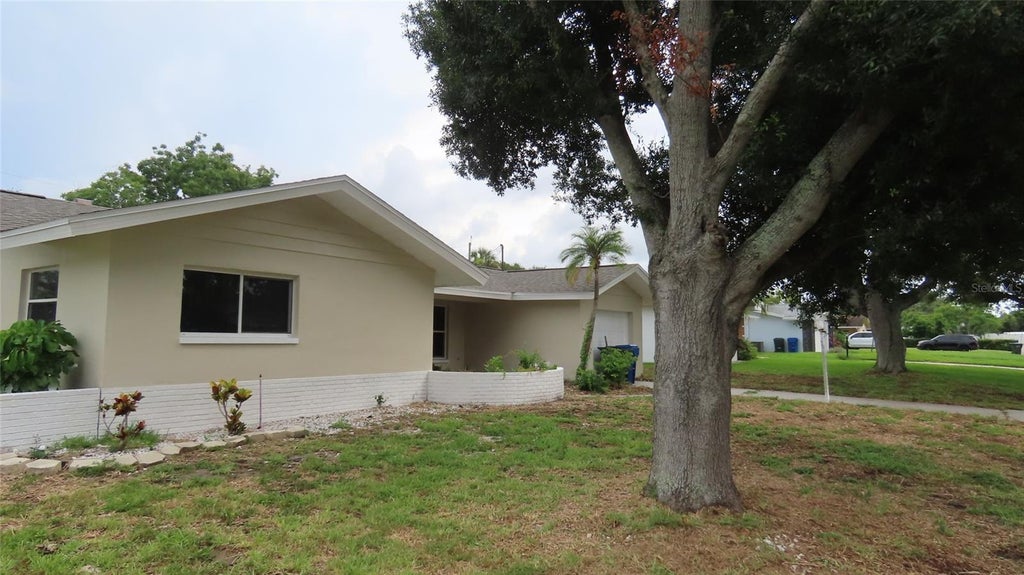 Photo of 12713 137th Lane, Largo, FL 33774 (MLS # TB8556881)