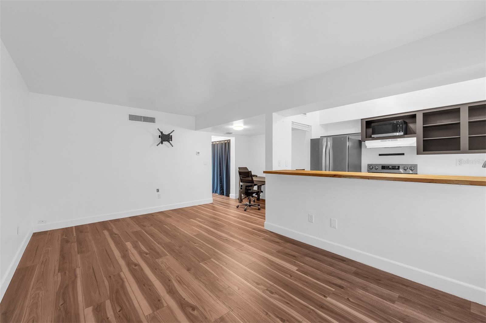 LAKE MAITLAND TERRACE APTS - Residential