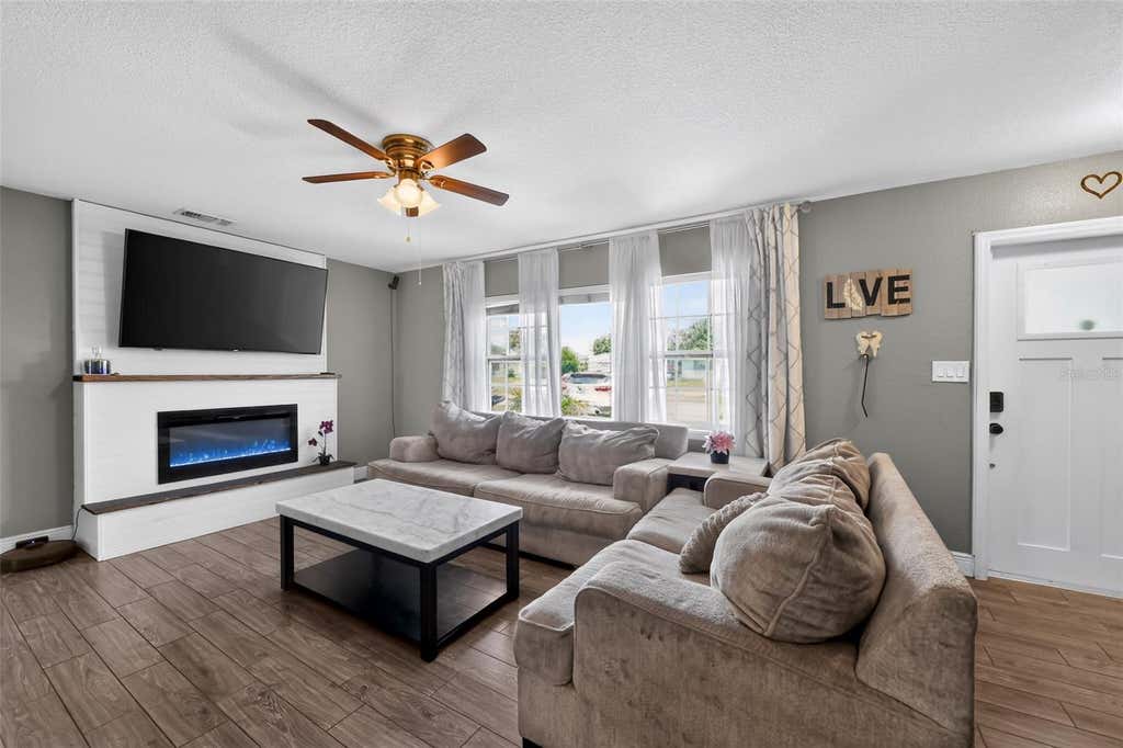 Photo of 2815 Southern Parkway W, Bradenton, FL 34205 (MLS # O6433249)