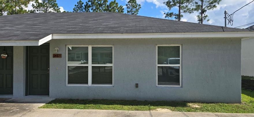 2 bed, 2 bath unit with laminate flooring and granite countertops in kitchen and bathrooms.  Entrance opens to large living area.  Washer/dryer hookups in kitchen.  Minutes from Rainbow River.