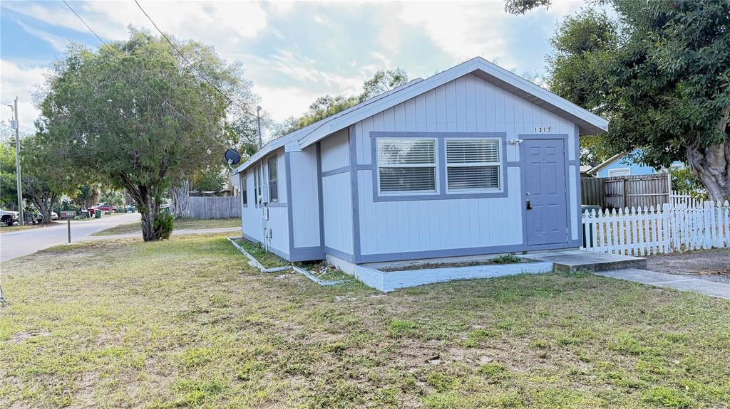 Photo of 1317 21st Avenue W, Bradenton, FL 34205 (MLS # A4675136)