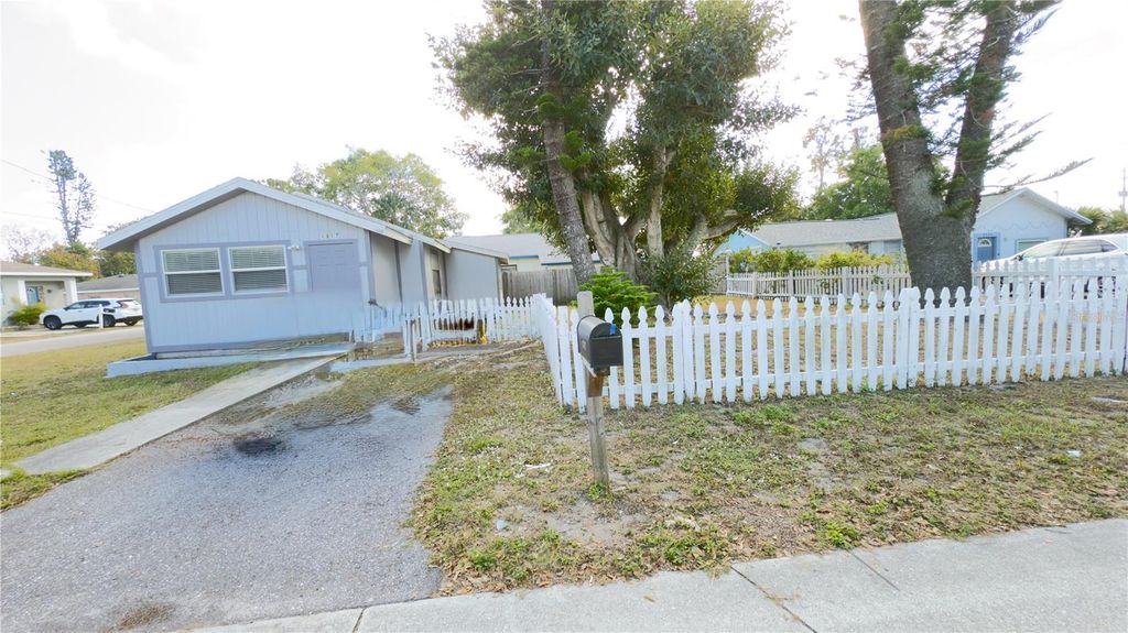 Photo of 1317 21st Avenue W, Bradenton, FL 34205 (MLS # A4675136)