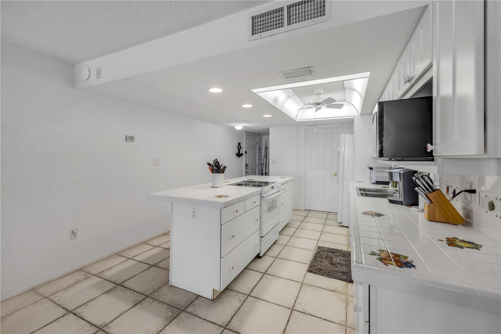 HACIENDA DEL SOL CONDO - Residential