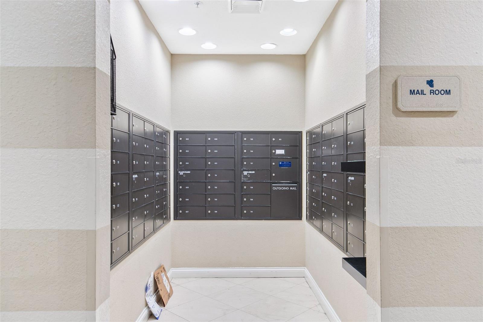 L ELEGANCE ON LIDO BEACH - Residential