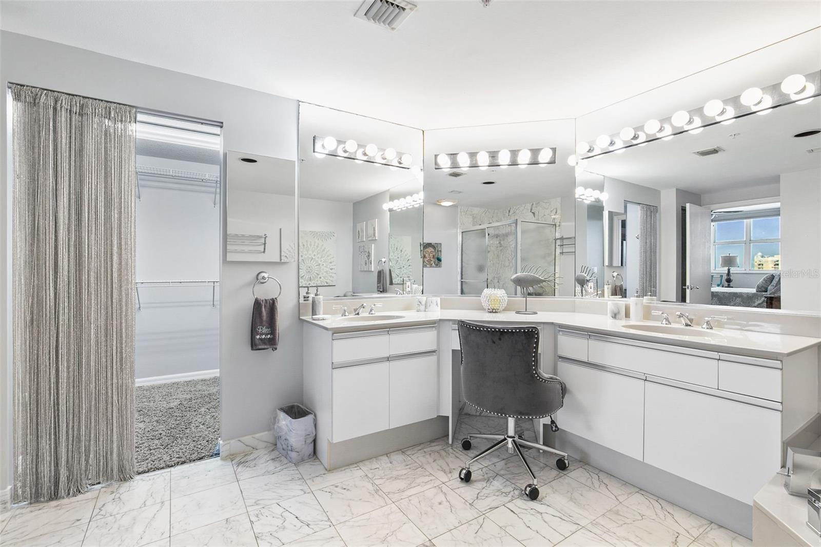 L ELEGANCE ON LIDO BEACH - Residential