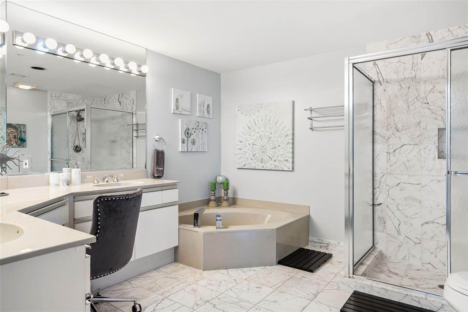 L ELEGANCE ON LIDO BEACH - Residential