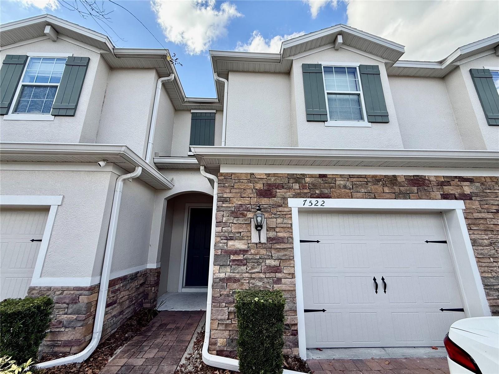 ALOMA TRAILS - Residential Lease