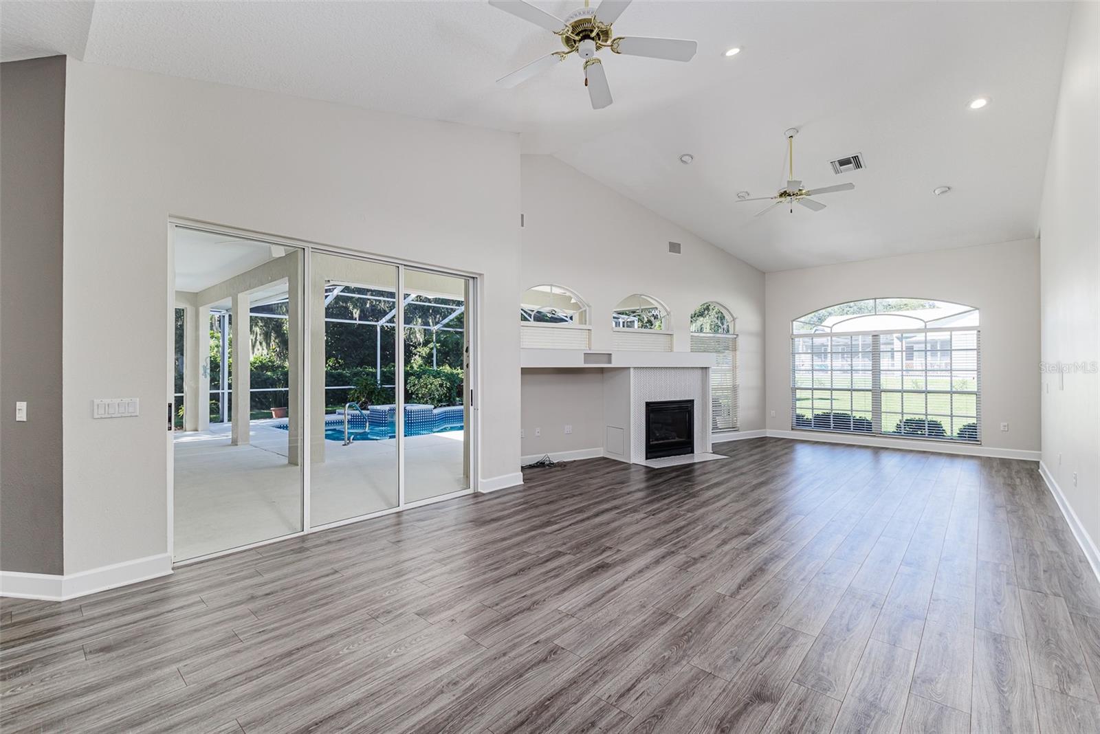 870 DE LA BOSQUE AVENUE