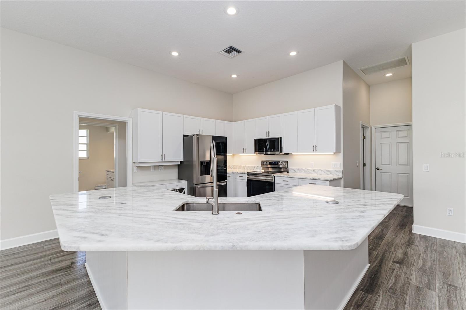 870 DE LA BOSQUE AVENUE