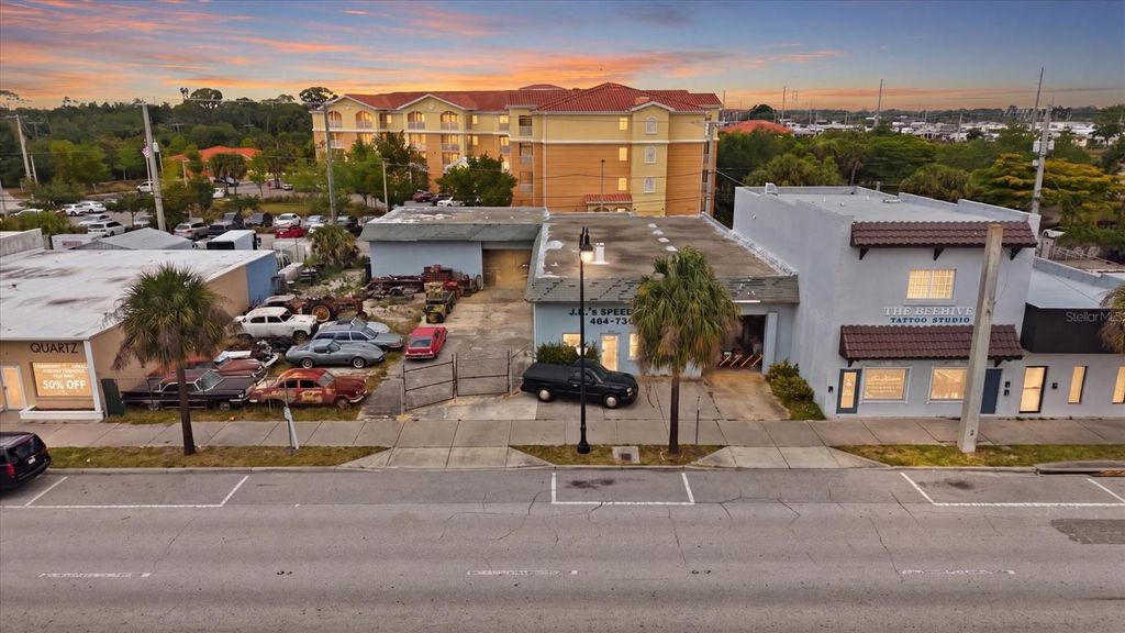 Photo of 629 E Venice Avenue, Venice, FL 34285 (MLS # N6144129)